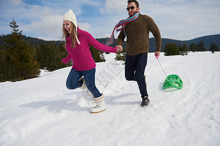 快乐的年轻情侣在冬季假期 新秀上玩得开心 跑步 女孩图片