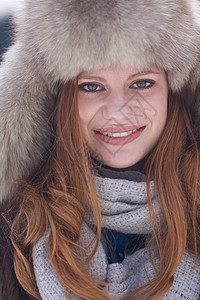 美丽的年轻红头发女士在雪景中的肖像 快乐的 漂亮的图片