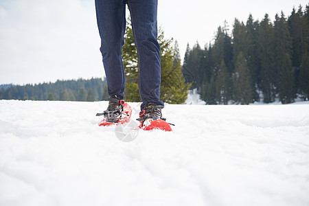 情侣玩乐和穿雪鞋散步 自然 浪漫的 运动 女孩图片