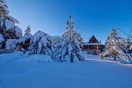 寒冬清晨带鲜雪的木木木木木小屋 自然 天空 舱图片