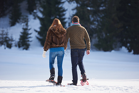 情侣玩乐和穿雪鞋散步 森林 健康 喜悦 远足 冒险图片