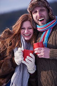 一对夫妇在冬天喝热茶 浪漫 温暖的 爱 家庭 杯子图片