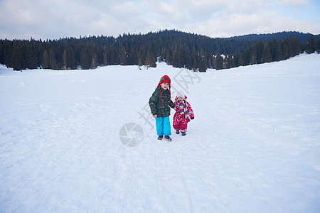 儿童在雪上行走 童年 步行 假期 寒冷的 女孩 孩子图片