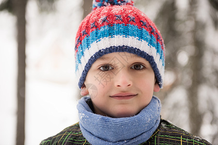 小男孩在冬日玩得开心 脸 闲暇 美丽的 寒冷的 童年图片