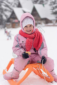 小女孩坐在雪橇上 幸福 运动 享受 滑动 季节图片