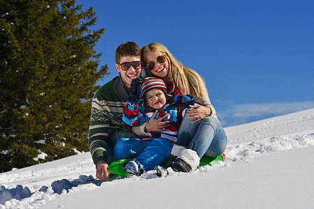 冬假时在清雪上享受家庭乐趣 父母 孩子们 母亲 爱图片