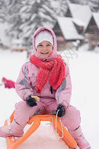 小女孩坐在雪橇上 童年 衣服 孩子们 霜 假期 寒冷的图片