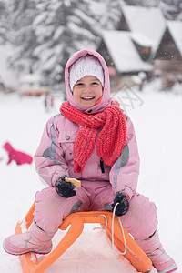 小女孩坐在雪橇上 享受 圣诞节 运动 闲暇 户外 霜图片