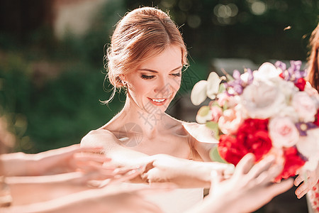 新娘笑着把婚礼花束送给她的朋友 仪式 时尚图片