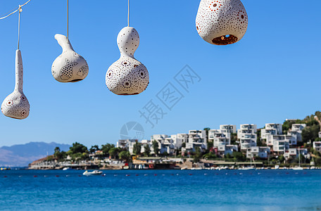 在海上海岸背景下手工制作的卡拉巴什古壳装饰灯 暑假和旅行概念; 纪念日图片
