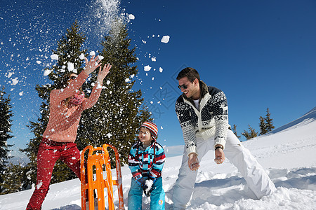 冬季在清雪上享受家庭乐趣 儿子 孩子们 父母 滑动图片