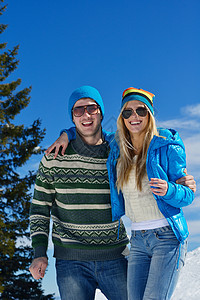 冬雪中的小情侣 拥抱 男人 浪漫的 假期 女孩 快乐的图片