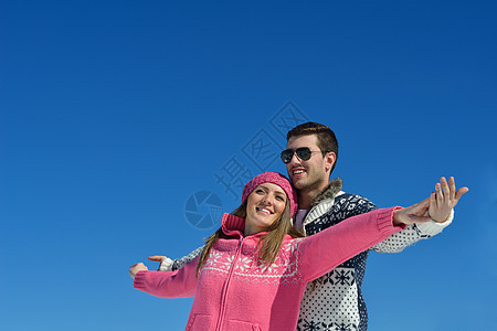 冬雪中的小情侣 天空 健康 公园 圣诞节 爱 假期 寒冷的图片