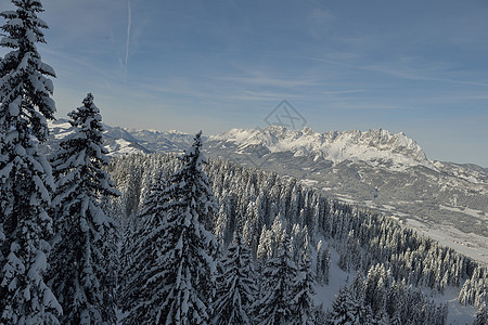 冬季山地景观 日出 季节 欧洲 阳光 树 寒冷的图片
