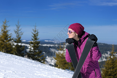冬季妇女滑雪 放松 滑雪者 太阳 衣服 旅行 乐趣图片