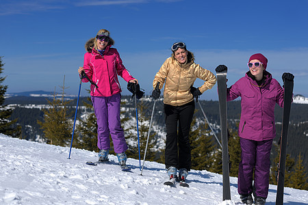 与女孩群体一起过冬季节娱乐 微笑 冬天 滑雪 游客图片
