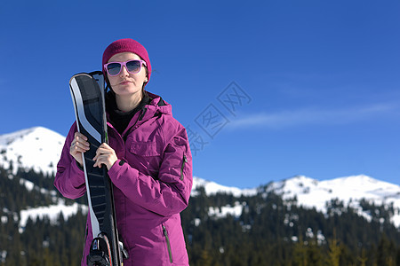 冬季妇女滑雪 乐趣 户外 假期 蓝色的 健康 旅行 女性图片