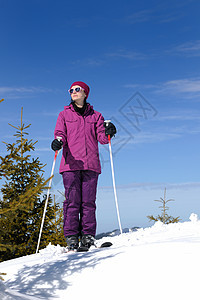 冬季妇女滑雪 太阳 衣服 运动 阿尔卑斯山 闲暇 放松图片