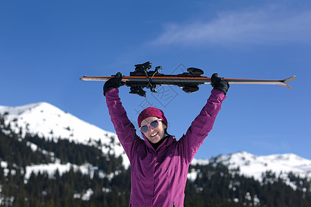 冬季妇女滑雪 滑雪者 美丽 户外 乐趣 冬天 天空 训练图片