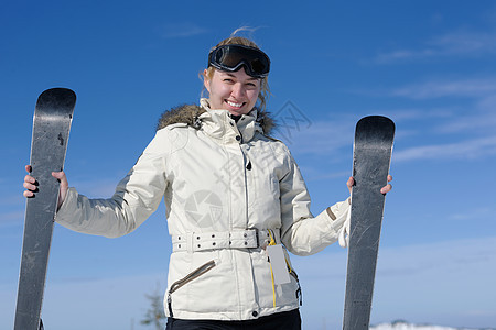 冬季妇女滑雪 乐趣 微笑 女孩 木板 训练 放松图片