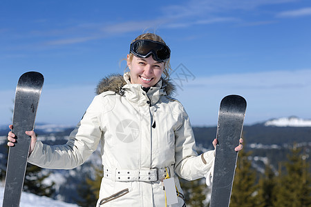 冬季妇女滑雪 运动 微笑 滑雪者 寒冷的 女性 旅行图片