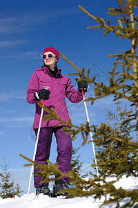 冬季妇女滑雪 滑雪者 衣服 运动 冬天 乐趣 太阳 天空图片