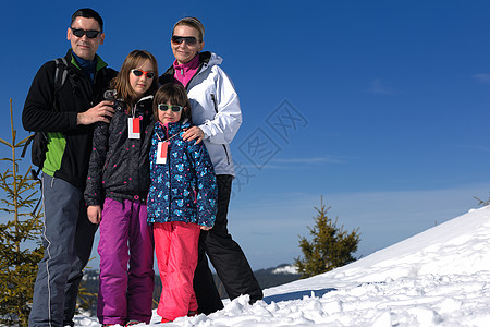 冬季快乐的年轻家庭肖像 滑雪 童年 高山 孩子图片