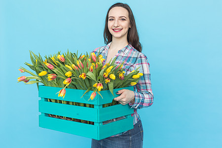 欢乐的女性花卉女花店员笑着 幸福 郁金香 庆祝图片