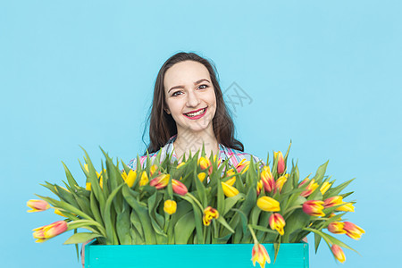 欢乐的女性花卉女花店员笑着 花的 惊喜 假期 时尚图片