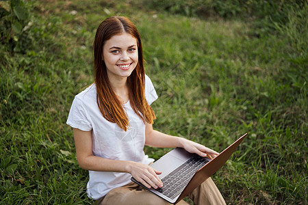 快乐的户外妇女 笔记本电脑 通信互联网娱乐 泰国 美丽图片