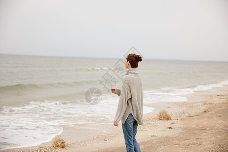 红头发穿毛衣的女人 在海边快乐女性放松图片