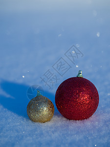 在雪中装饰圣诞球 庆典 季节 庆祝 蓝色的 寒冷的 金子图片