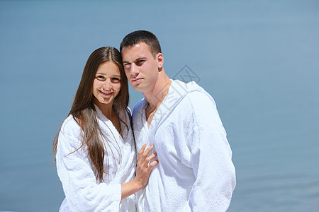 玩游艇的年轻夫妇 海洋 船 男人 浪漫的 奢华 假期图片