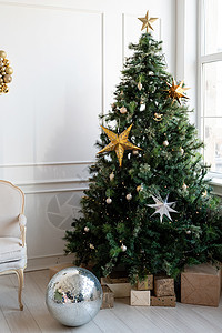 圣诞树 带礼物和灯光照亮 有空气的客厅 花环图片