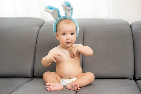 6个月大 戴着兔子耳朵头巾的可乐caucasians女婴 美丽的 婴儿图片