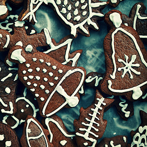 美丽的手装饰了捷克传统的圣诞姜饼饼干和冰淇淋 并配有甜点 季节 庆典图片