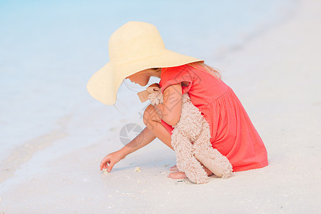 可爱的小可爱女孩在海滩玩球 海浪 孩子 赤脚 美丽图片