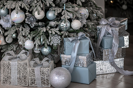 圣诞树下的礼物和礼物 冬季假日概念;圣诞节假期概念 松树 房子图片