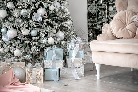 圣诞树下的礼物和礼物 冬季假日概念;圣诞节假期概念 圣诞老人 金的图片