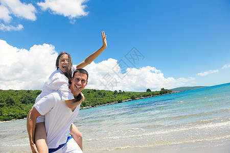 幸福的情侣在沙滩上玩得开心 浪漫 闲暇 女性 海岸图片