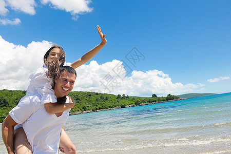 幸福的情侣在沙滩上玩得开心 浪漫 美丽 放松 夫妻图片