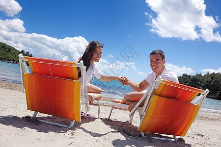 幸福的情侣在沙滩上玩得开心 浪漫 蜜月 海 男性图片