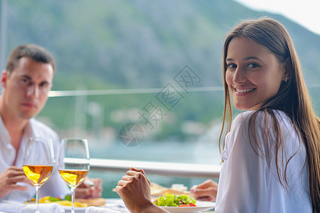 在美丽的餐厅里有两对一对夫妇 酒店 早餐 海滩图片