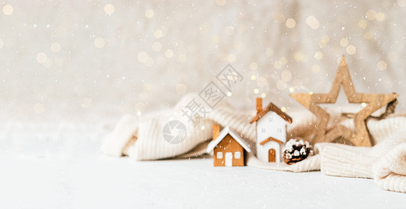 散焦静物横幅 圣诞灯背景或贺卡上的木屋 上面有文字空间和温暖舒适的毛衣 发光的雪散景 白色背景的寒假图片