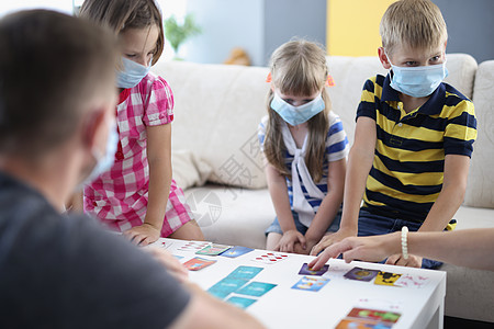 儿童戴面罩 病毒在幼稚园传播 朋友生病 发烧图片