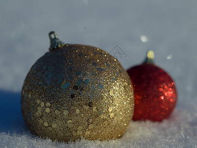 在雪中装饰圣诞球 玩具 庆祝 季节 假期 雪花图片