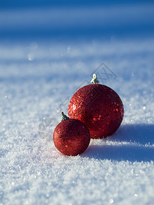 在雪中装饰圣诞球 冰 季节 寒冷的 十二月 庆祝图片