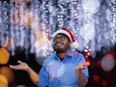 戴传统圣诞老人帽子的印度男子 假期 潮人 礼物图片
