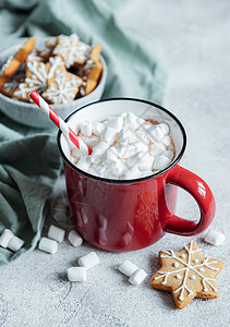 红杯中的圣诞热可可 圣诞树 美食 传统 棉花糖 曲奇饼 放松图片