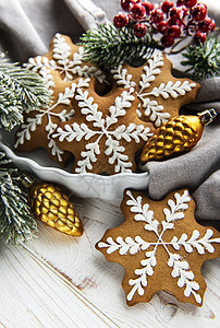 生锈白木桌上的姜面包饼干碗 圣诞曲奇饼图片